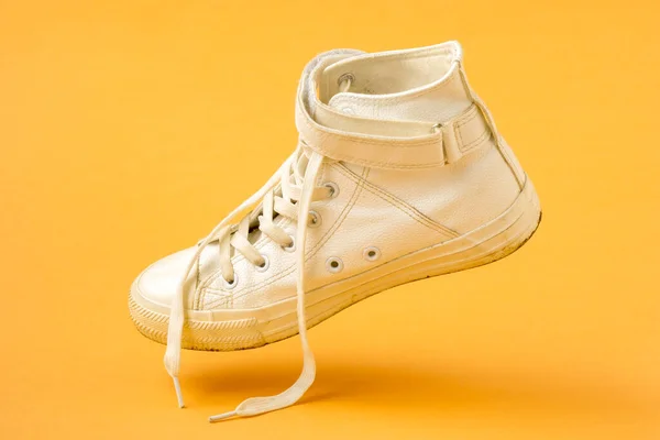 Chaussure Cuir Blanc Tombant Sur Fond Jaune — Photo