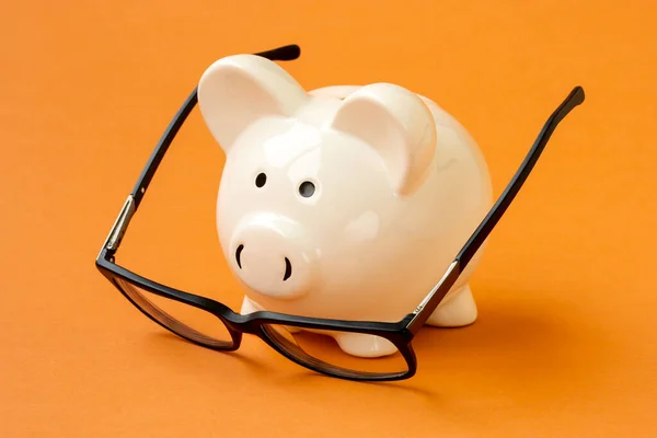 Piggy Bank Eyeglasses Yellow Background Conceptual Image — Stock Photo, Image