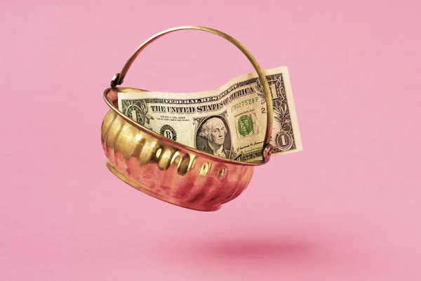 Olla Dorada Con Dólar Cayendo Sobre Fondo Rosa — Foto de Stock