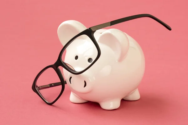 Κουμπαράς Και Γυαλιά Στο Ροζ Φόντο Χρηματοδοτική Έννοια — Φωτογραφία Αρχείου