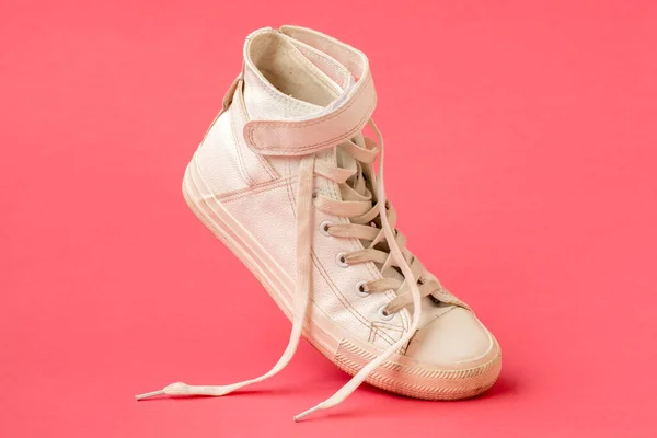 Witte Leren Schoen Roze Achtergrond — Stockfoto