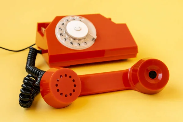 黄色背景的复古橙色电话 焦点放在手机上 — 图库照片