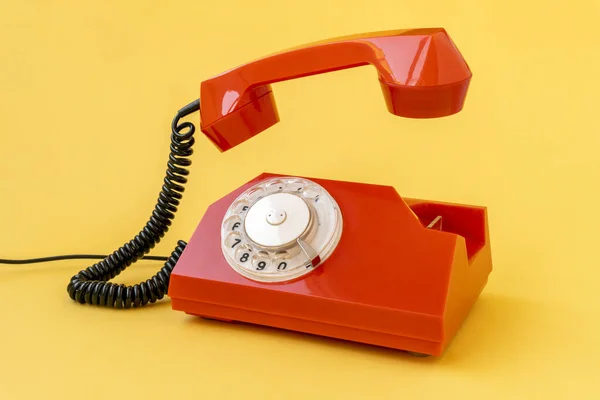 Telefone Laranja Retrô Com Receptor Levantado Isolado Fundo Amarelo — Fotografia de Stock