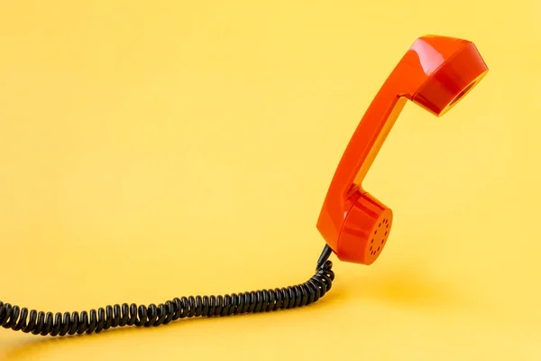 Retro Orangefarbener Telefonhörer Auf Gelbem Hintergrund Kopierraum — Stockfoto