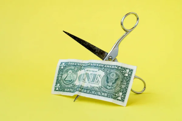 Een Dollar Knippen Met Een Schaar Een Gele Achtergrond Begrip — Stockfoto