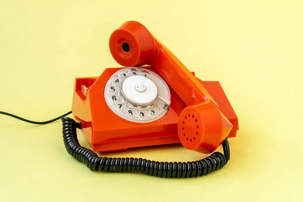 Telefone Laranja Retro Fundo Amarelo Conceito Comunicação — Fotografia de Stock