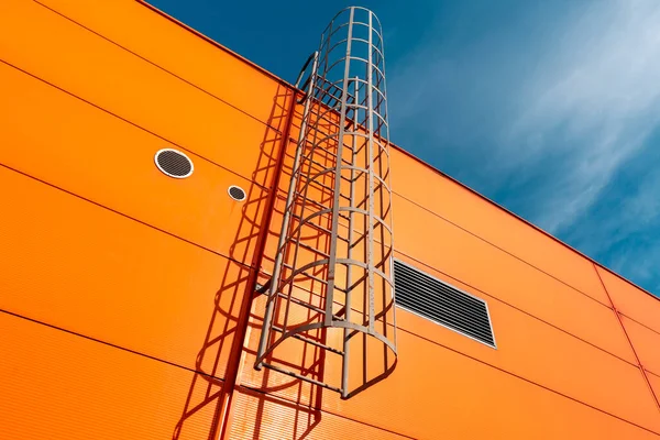 Оранжевая Стена Промышленного Здания Металлической Лестницей Голубым Небом — стоковое фото