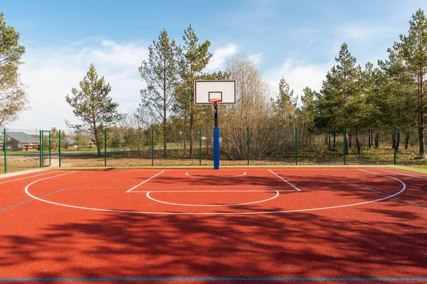 Een Leeg Basketbalveld Gevonden Buitenlucht Tijdens Het Voorjaarsseizoen — Stockfoto