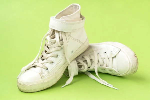 Paar Witte Leren Schoenen Groene Achtergrond — Stockfoto