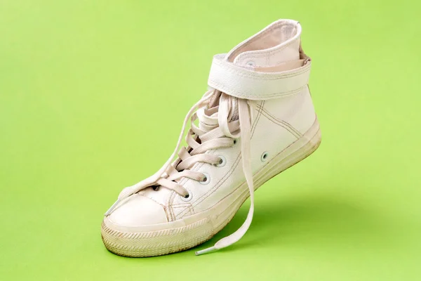 緑の背景に白い革の靴 — ストック写真