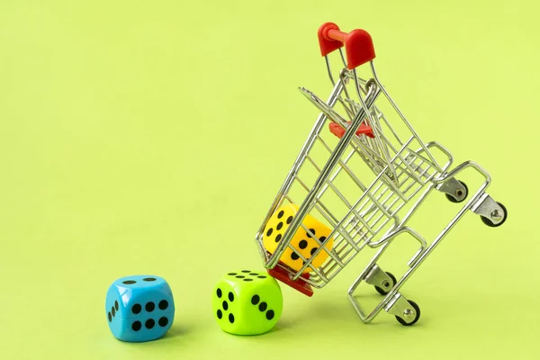 Köper Spel Shopping Vagn Med Färgglada Tärningar Grön Bakgrund — Stockfoto