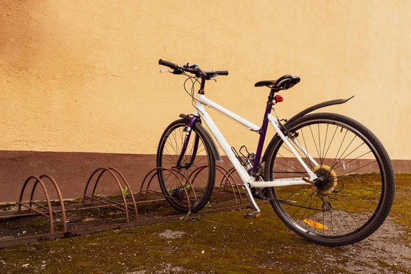 Велостійка Стоянка Велосипедів Місті Велосипед Чекає Їзду Велостійці — стокове фото