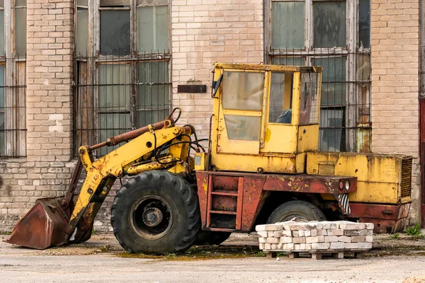 Vieux Bulldozer Jaune Cassé Dans Cour Usine Abandonnée — Photo