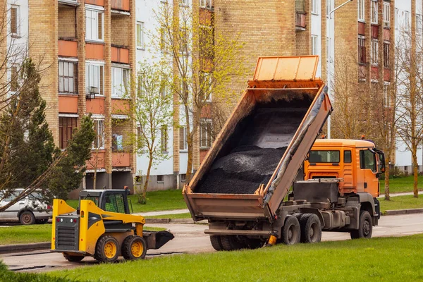 Heavy Industrial Dump Truck Unloading Hot Asphalt City Road Construction — Stock Photo, Image