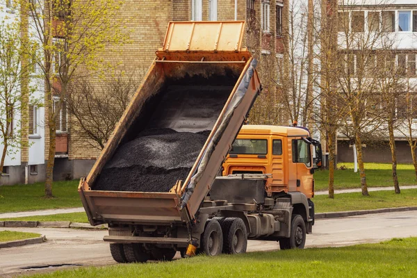 Tipper Unloading Fresh Asphalt Body Road Construction Works — Stock Photo, Image