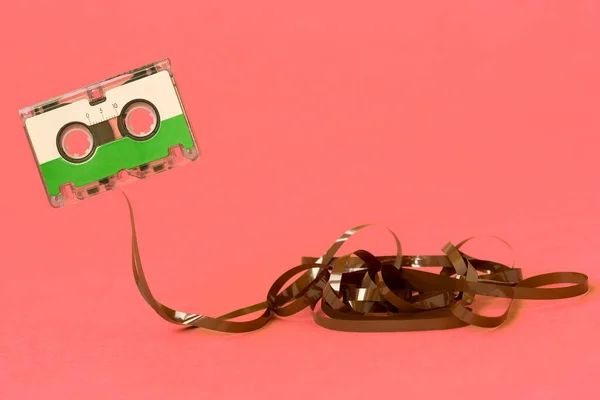 カセットテープをピンクの背景に引き抜きます コピースペース — ストック写真