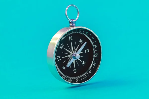 Schwarzer Kompass Auf Blauem Hintergrund Abenteuerkonzept — Stockfoto