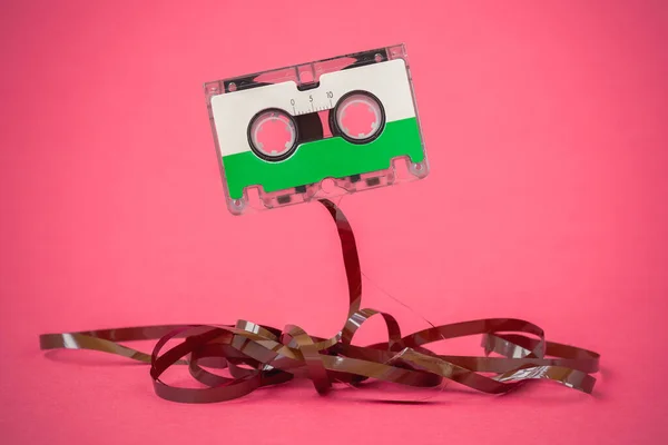 Audio Cassette Met Getrokken Tape Een Roze Achtergrond — Stockfoto