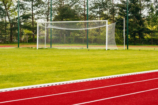 Υπαίθρια Διάδρομο Στίβου Τρέχει Κομμάτι Πίσω Από Την Πύλη Ποδοσφαίρου — Φωτογραφία Αρχείου