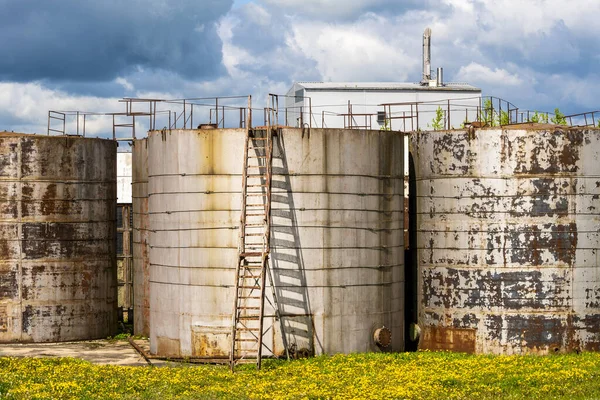 Roestige Olietanks Verlaten Vrachtterminal — Stockfoto