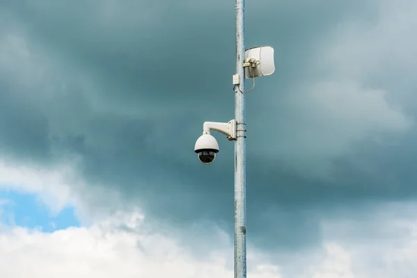 Sistema Vigilância Por Vídeo Poste Rua — Fotografia de Stock