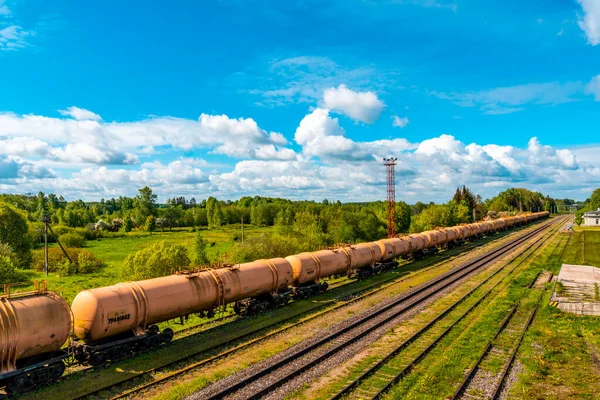 貨物列車は駅を通過する 燃料タンク付き電車のセット — ストック写真