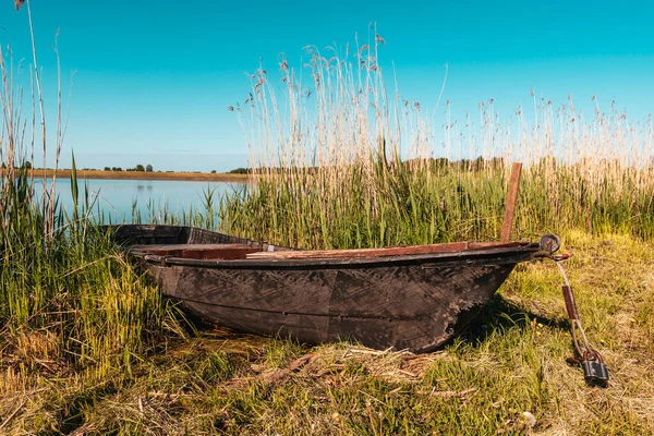 Viejo Bote Madera Dejado Cerca Del Lago — Foto de Stock