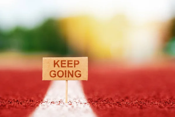 Keep Going Schreibt Auf Ein Textschild Auf Einer Laufstrecke Motivationskonzept — Stockfoto