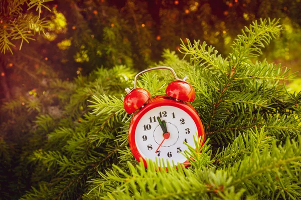 Roter Wecker Weihnachtsbaum Fast Zwölf Uhr Mitternacht Neujahrskonzept — Stockfoto