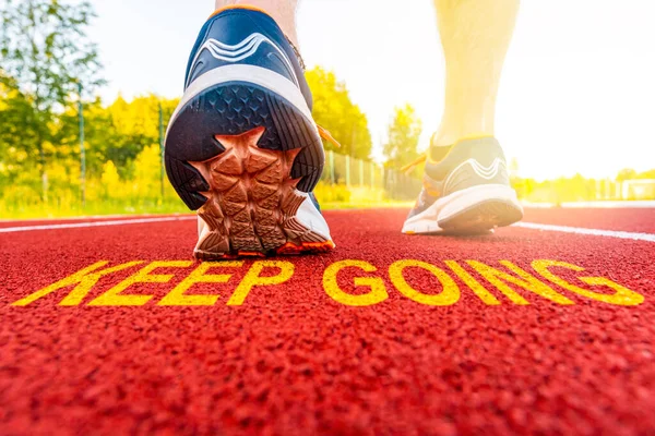 Läuferfüße Und Botschaft Keep Going Auf Einer Laufstrecke — Stockfoto