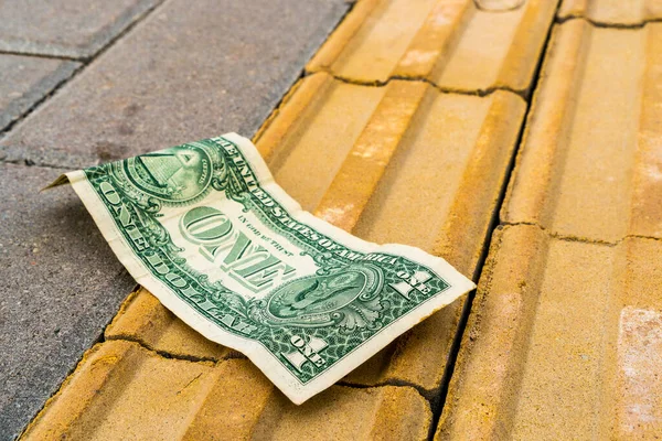 Jeden Dolar Leží Chodníku Ztracené Peníze Městě — Stock fotografie