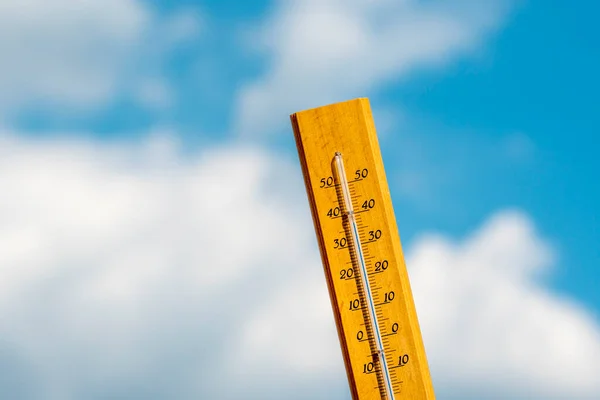 여름날 온도계 날에는 기록하는 온도계 하늘에 온도계에 나타나는 — 스톡 사진