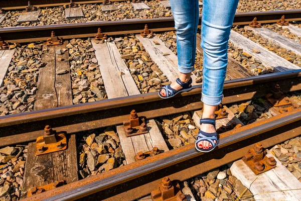 Жінка Стоїть Залізниці Літніми Босоніжками Концепція Подорожей — стокове фото