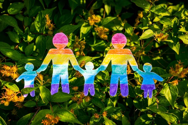 公园里剪纸的同性家庭 Lgbt概念 — 图库照片