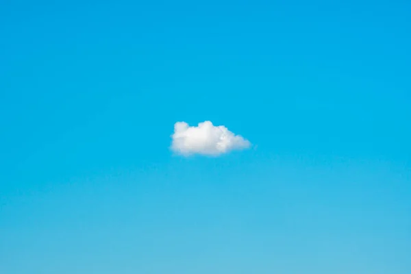 Eenzame Cumulus Bewolkt Witte Pluizige Wolk Blauwe Lucht Achtergrond — Stockfoto