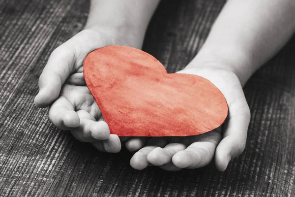 Manos Niño Sosteniendo Corazón Rojo Foto Monocromática Con Corazón Rojo — Foto de Stock