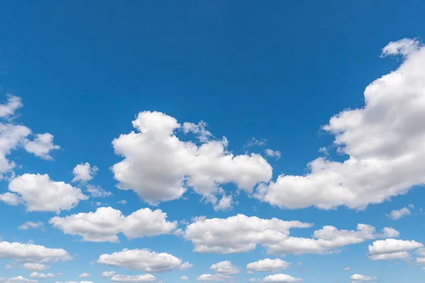 Diepblauwe Lucht Witte Wolken Daglicht Samenstelling Natuurlijke Lucht — Stockfoto