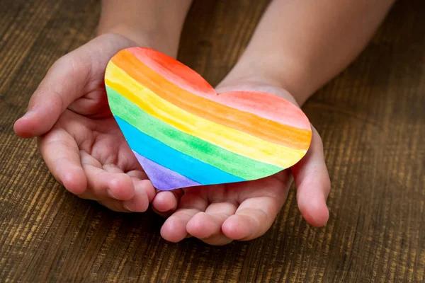 Ragazza Tiene Cuore Multicolore Mano Concetto Lgbt Amichevole Tolleranza — Foto Stock