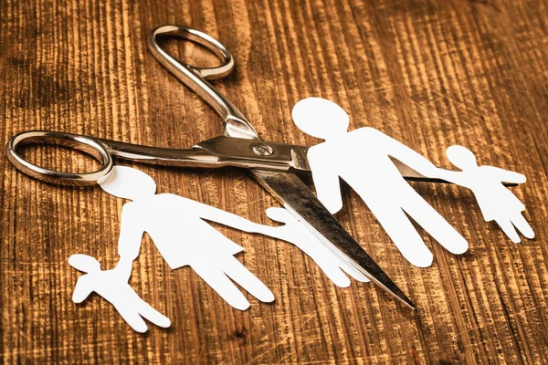 Schaar Snijden Papier Knippen Van Familie Gebroken Familieconcept Scheiding — Stockfoto