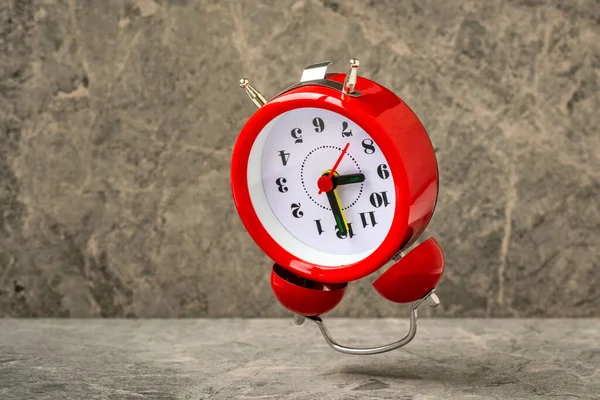 Relógio Alarme Vermelho Caindo Sobre Fundo Pedra Relógio Alarme Vermelho — Fotografia de Stock