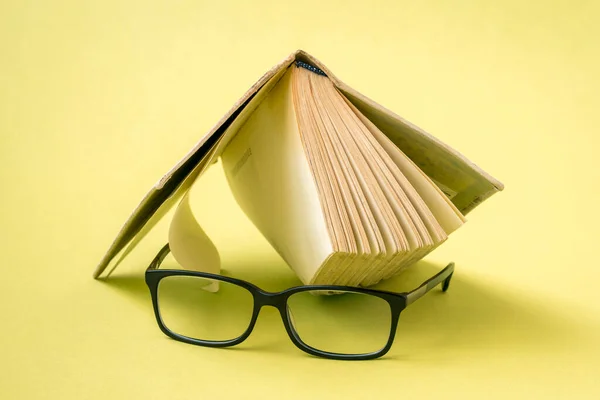 Sabedoria Conhecimento Ler Livro Livro Velho Sobre Óculos Pretos — Fotografia de Stock