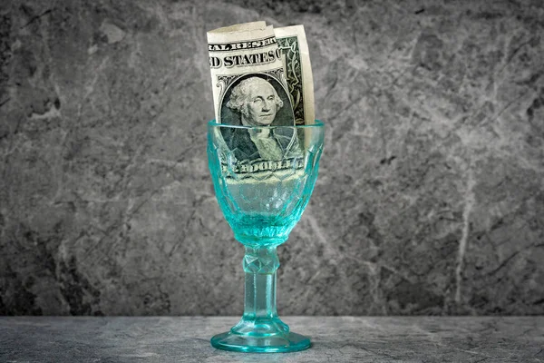 中に１ドルのワイングラス アルコール依存症の概念とアルコールに関する多くのお金 — ストック写真