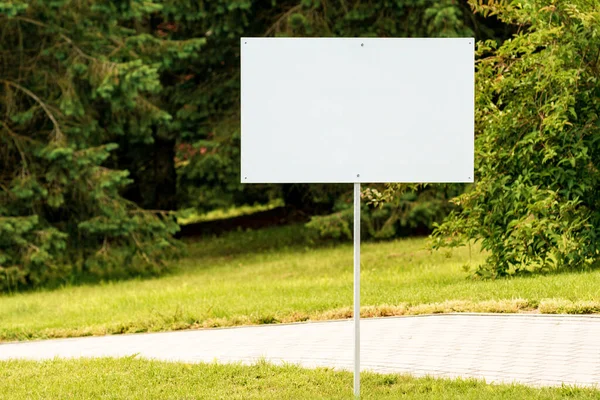 Töm Vit Skylt Gatan Med Grön Natur Bakgrunden — Stockfoto