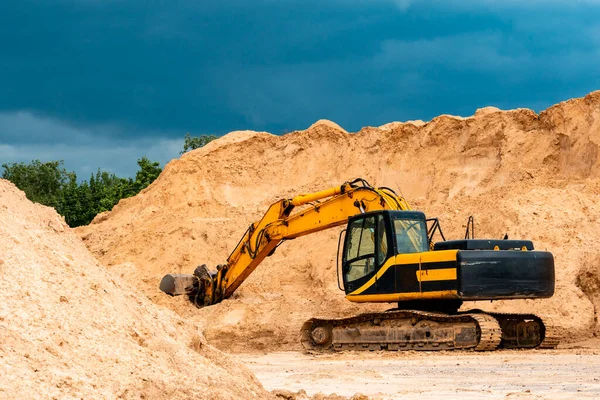 Yellow Excavator Earthmoving Open Pit Dark Blue Sky Background Construction — Stock Photo, Image