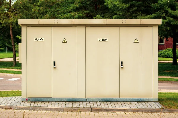 Armário Elétrico Com Sinais Aviso Escudo Eletricidade Rua — Fotografia de Stock