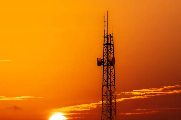 Silueta Telekomunikační Věže Anténami Mobilní Sítě Při Západu Slunce — Stock fotografie