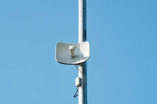 Antena Ponto Acesso Internet Sem Fio Pólo Rua Sobre Fundo — Fotografia de Stock