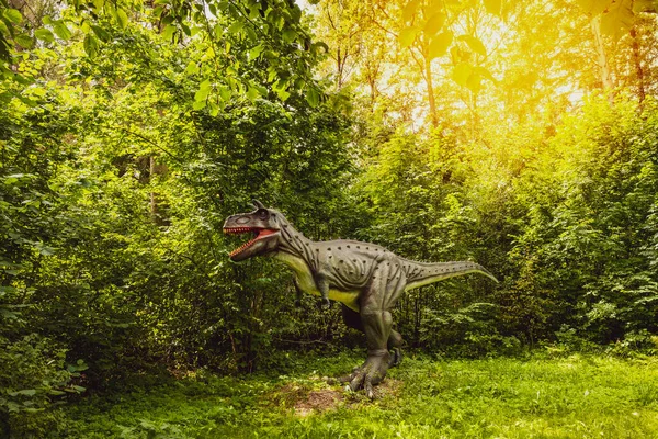 Estatua Dinosaurio Realista Bosque Con Luz Solar — Foto de Stock