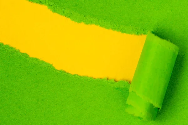 Livro Verde Rasgado Para Revelar Amarelo Espaço Cópia Ideal Para — Fotografia de Stock