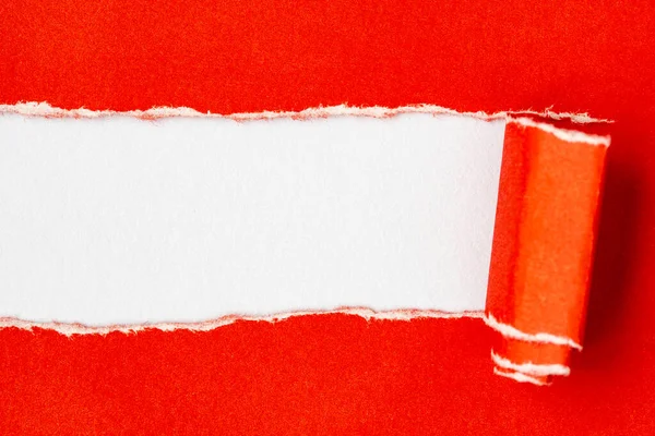 Papel Vermelho Rasgado Para Revelar Espaço Cópia Branco Ideal Para — Fotografia de Stock